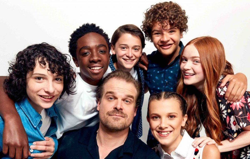 stranger-things-cast-1024x653 Recensione Stranger Things 3: Ricordate che lui è qui