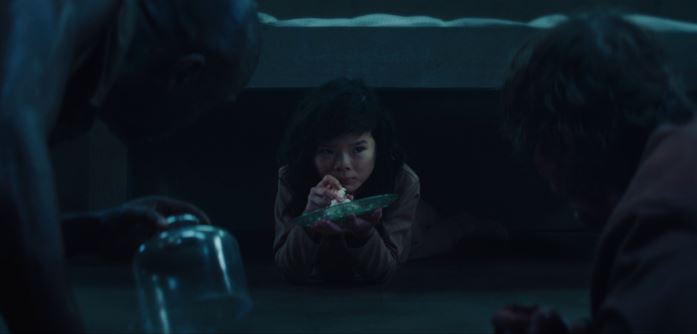 la-bambina-mangia-la-pannacotta-il-buco Recensione Il Buco: una critica alla nostra società