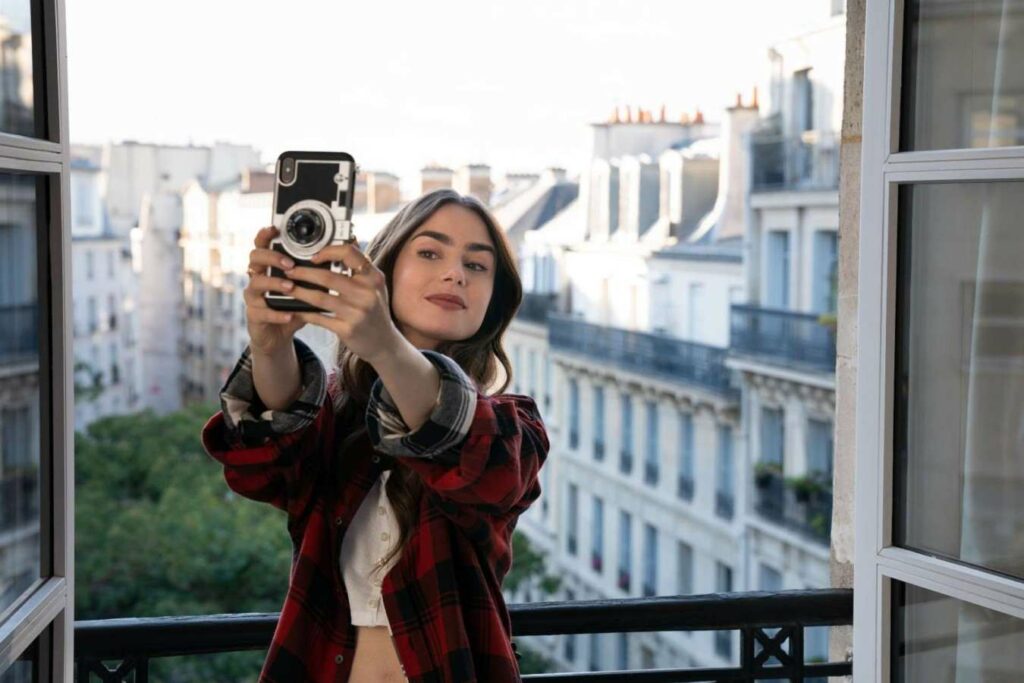 emily-in-paris-lilly-collins-scaled Recensione Emily in Paris serie Netflix con Lily Collins