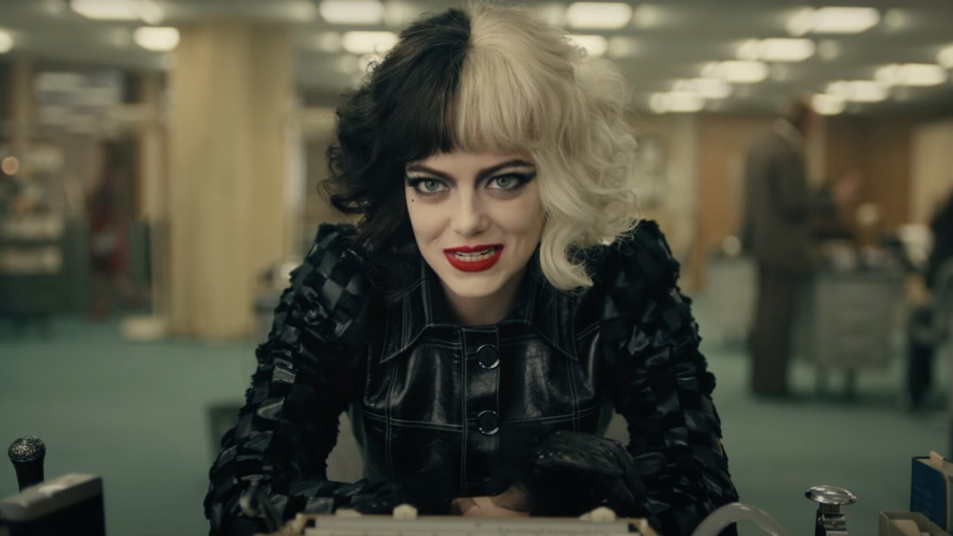 emma-stone-cruella Recensione Crudelia la Cruella di Emma Stone